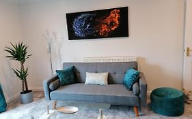 Luxury Modern 2 Bed Apartment, Free Undercroft Parking For 1 Car